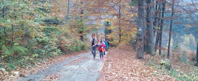 Powiększ obraz: Uczniowie podczas wycieczki